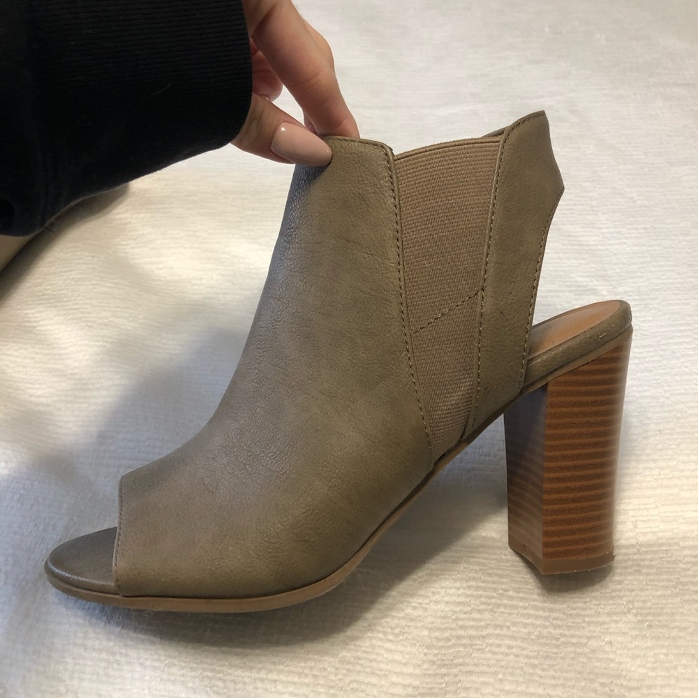 Peep toe bootie